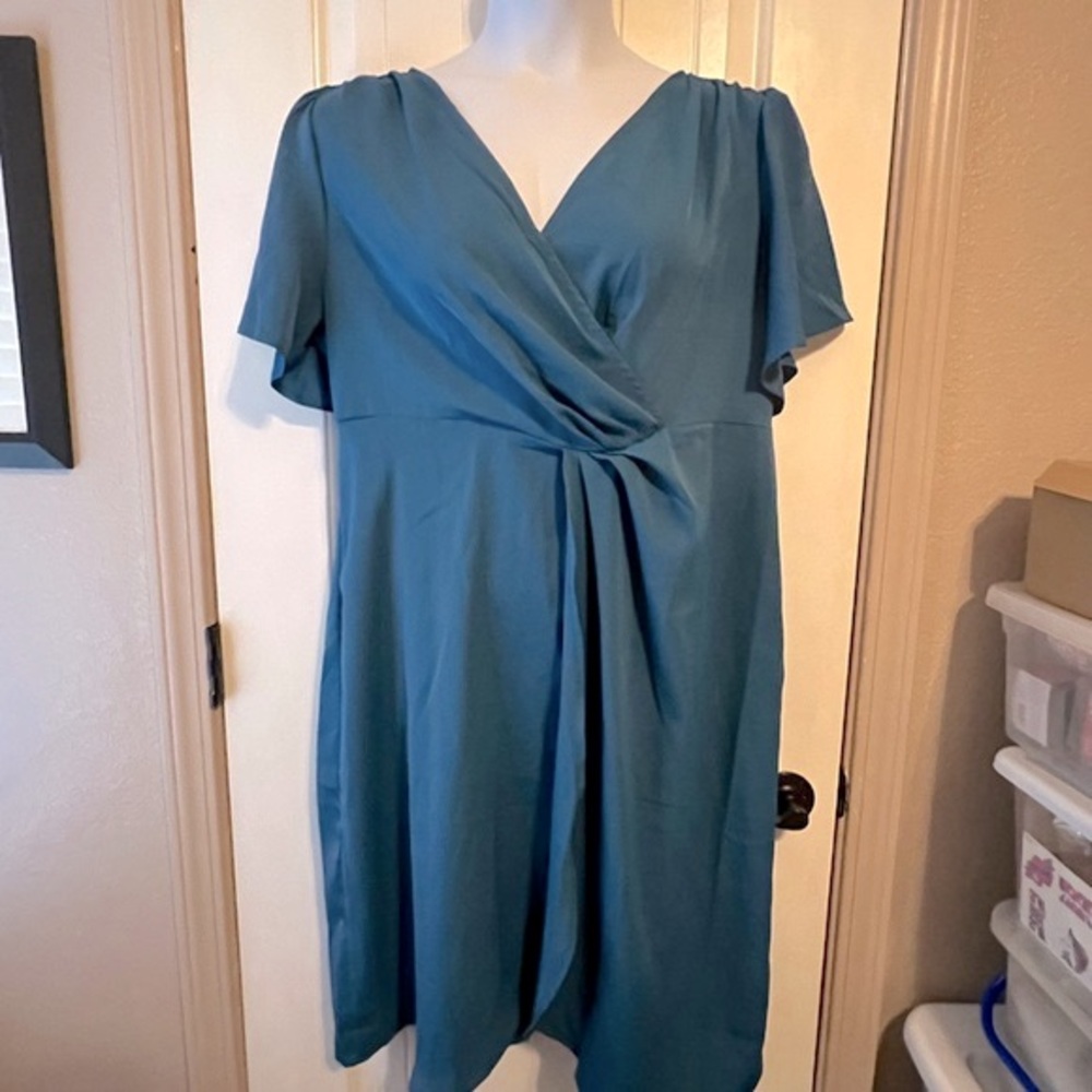 NWT: BloomChic 14/16 dress with zipper and back